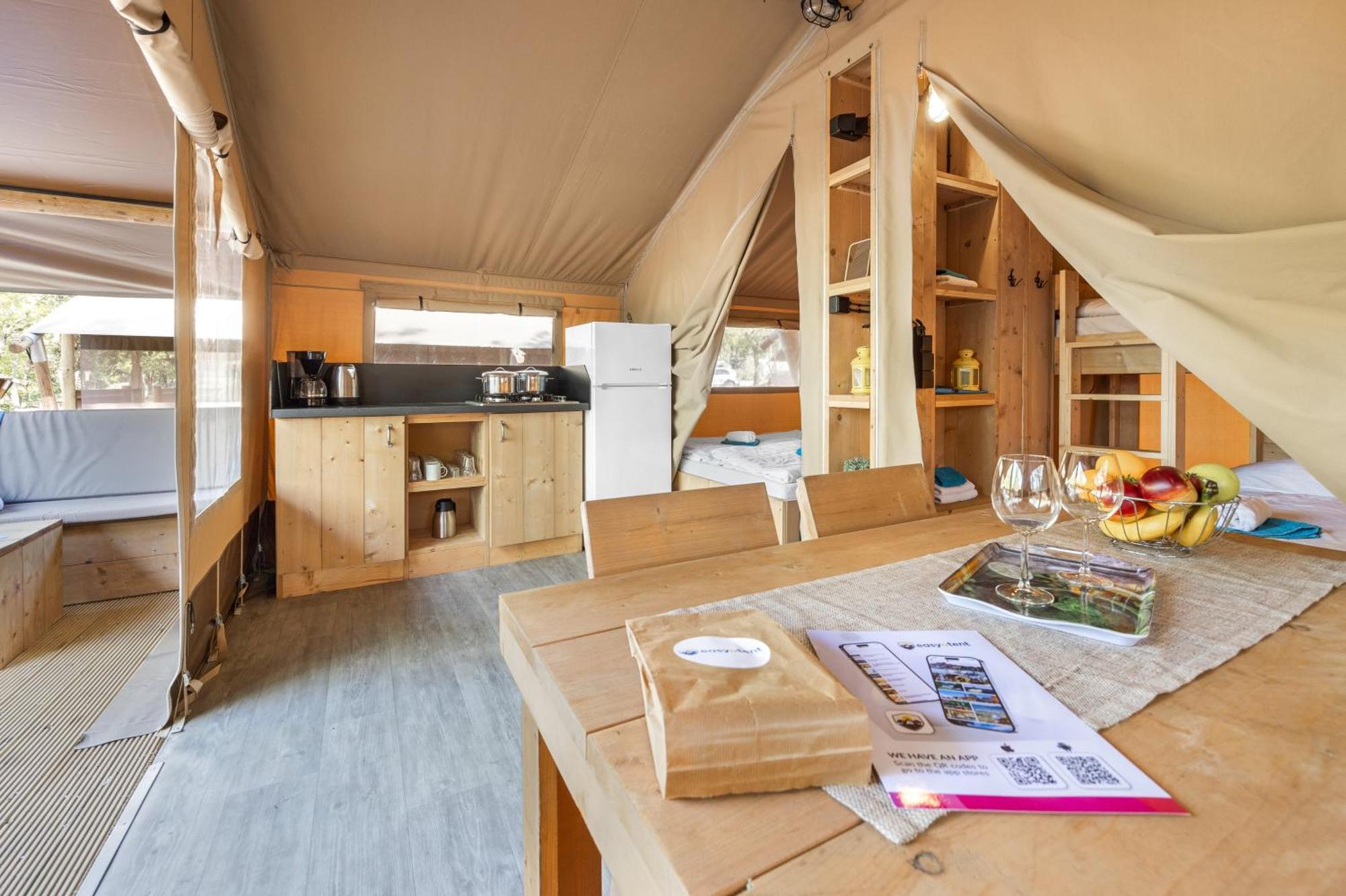 Easyatent Safari Tent Lanterna Červar-Porat Camera foto