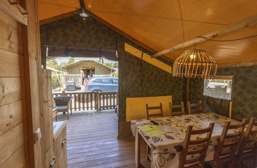 Easyatent Safari Tent Lanterna Červar-Porat Camera foto