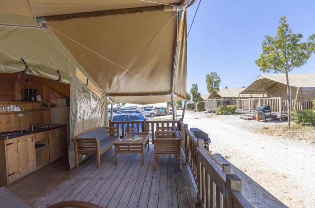Easyatent Safari Tent Lanterna Červar-Porat Camera foto