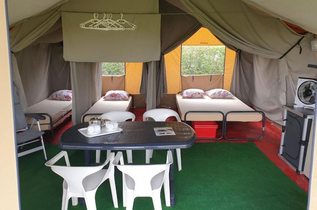 Easyatent Safari Tent Lanterna Červar-Porat Camera foto