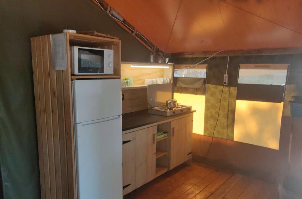 Easyatent Safari Tent Lanterna Červar-Porat Camera foto